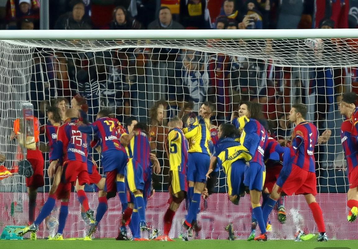 巴萨VS巴黎：巅峰对决中的攻防战术解析与团队优势对比(图2)